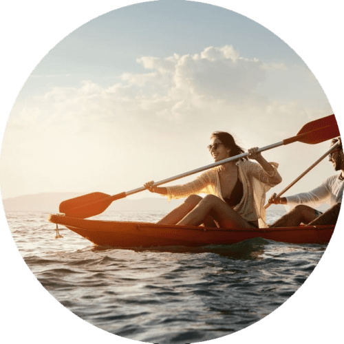 mujer en kayak